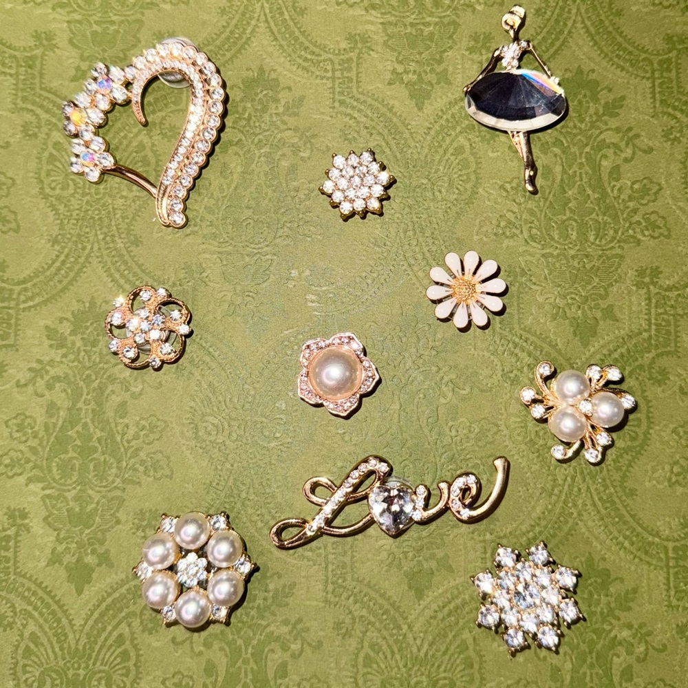 Elegant Croc Charm Set with Pearls and Crystals